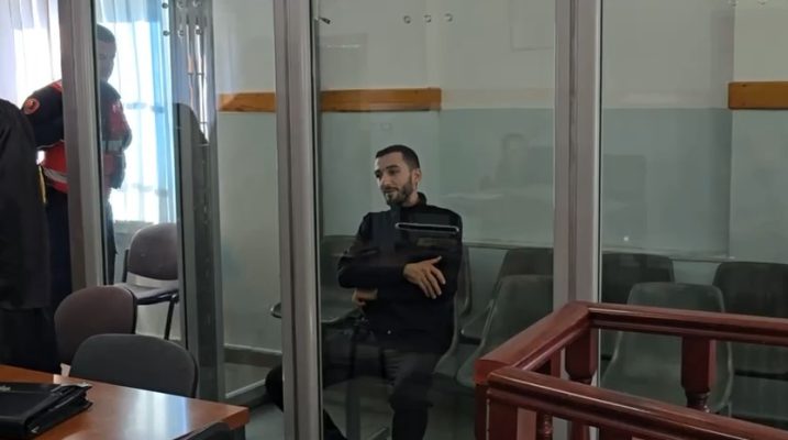 Vrau babanë, lihet në burg i riu në Durrës! 25-vjeçari e goditi me thikë dhe me shufër hekuri