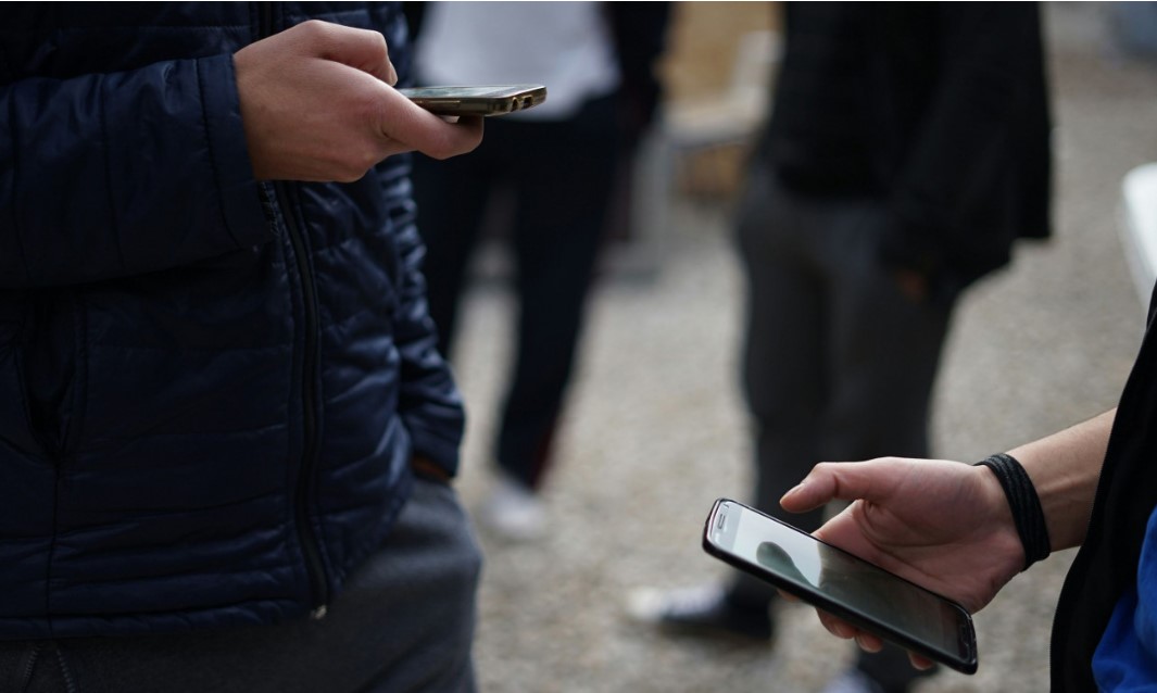 Macron  Do ndalojmë përdorimin e celularëve në shkollat e mesme  ekrani krijon varësi tek të rinjtë