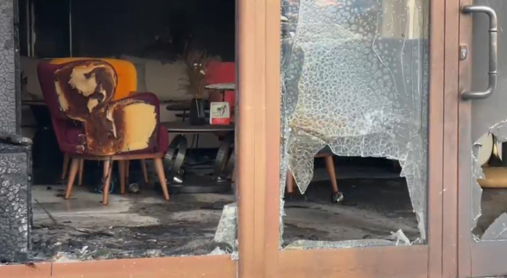 Zjarr në një mobileri në Vlorë, digjet kati i parë i objektit