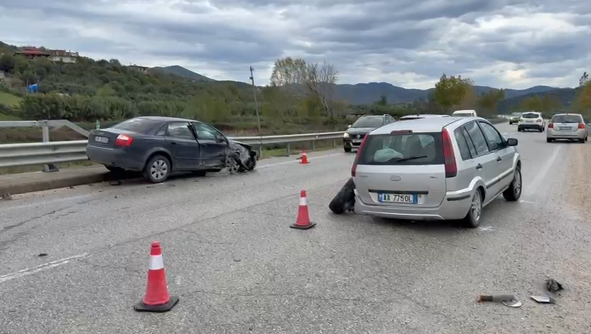 Aksident në Fier  Cakran  përplasen tre makina  një e lënduar
