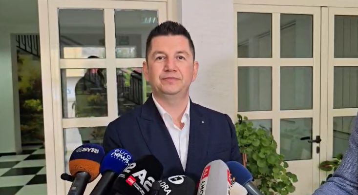 Voton kandidati i mbështetur nga PD për Vlorën, Sota: Mos e lini votën të flejë, zgjidhni djalin më të mirë për qytetin