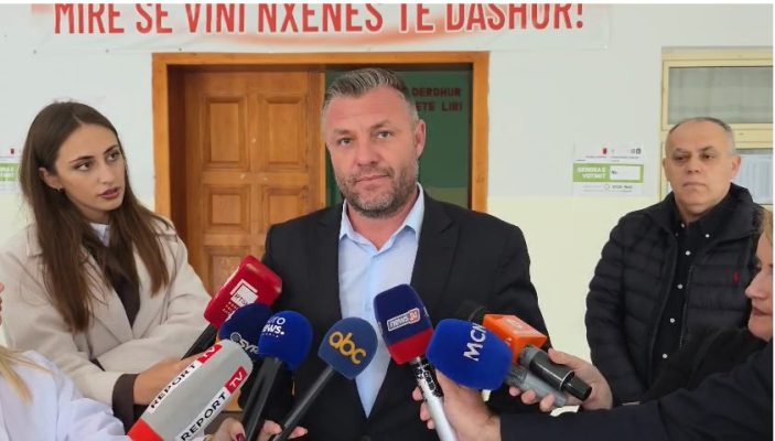 Kandidati i opozitës: Në Cerrik, persona të paautorizuar rrinë jashtë QV-ve dhe intimidojnë qytetarët