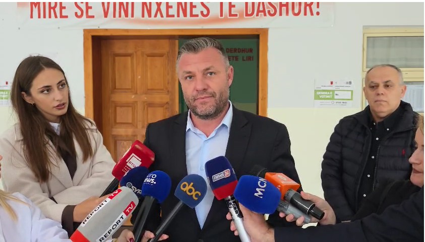 Kandidati i opozitës  Në Cerrik  persona të paautorizuar rrinë jashtë QV ve dhe intimidojnë qytetarët