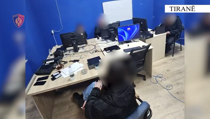 Mashtronin shtetas të huaj përmes “Call Center-it”, policia arreston tre persona në Tiranë Mashtronin shtetas të huaj përmes “Call Center-it”, policia arreston tre persona në Tiranë