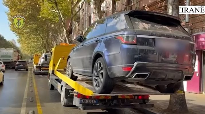 Fund bllokimit të rrugëve, hiqen me karroatrec makinat që parkojnë dysh ose zënë korsitë e dedikuara