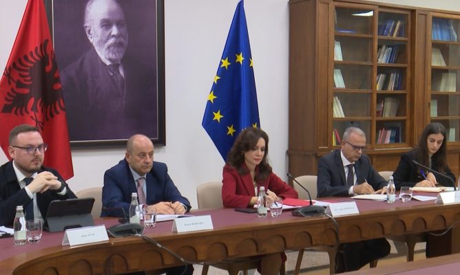 Një ditë pas Progres Raportit të BE, Komisionerja Kos takim me Spiropalin: Nuk ka asnjë dyshim, Shqipëria në rrugën e duhur Një ditë pas Progres Raportit të BE, Komisionerja Kos takim me Spiropalin: Nuk ka asnjë dyshim, Shqipëria në rrugën e duhur