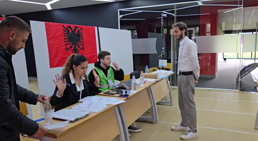 Probleme me pajisjet PEI në disa qendra votimi në Vlorë  vonesa në nisjen e procesit