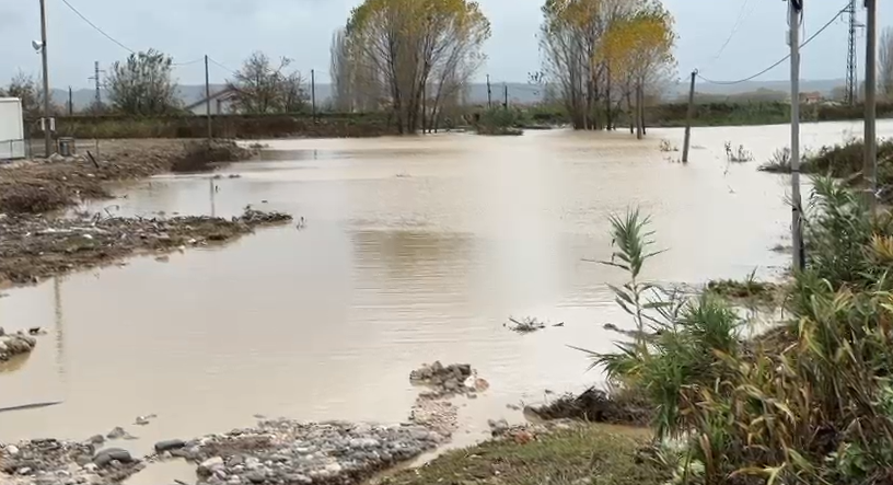 Reshjet shkaktojnë përmbytje  uji vërshon në banesa  vështirësohet qarkullimi
