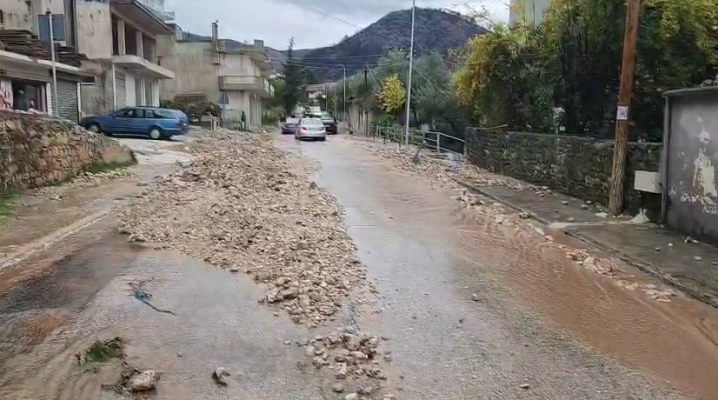 Shtohen problemet nga moti i keq, shembjet e urave dhe rrëshqitjet e rrugëve bllokojnë disa fshatra