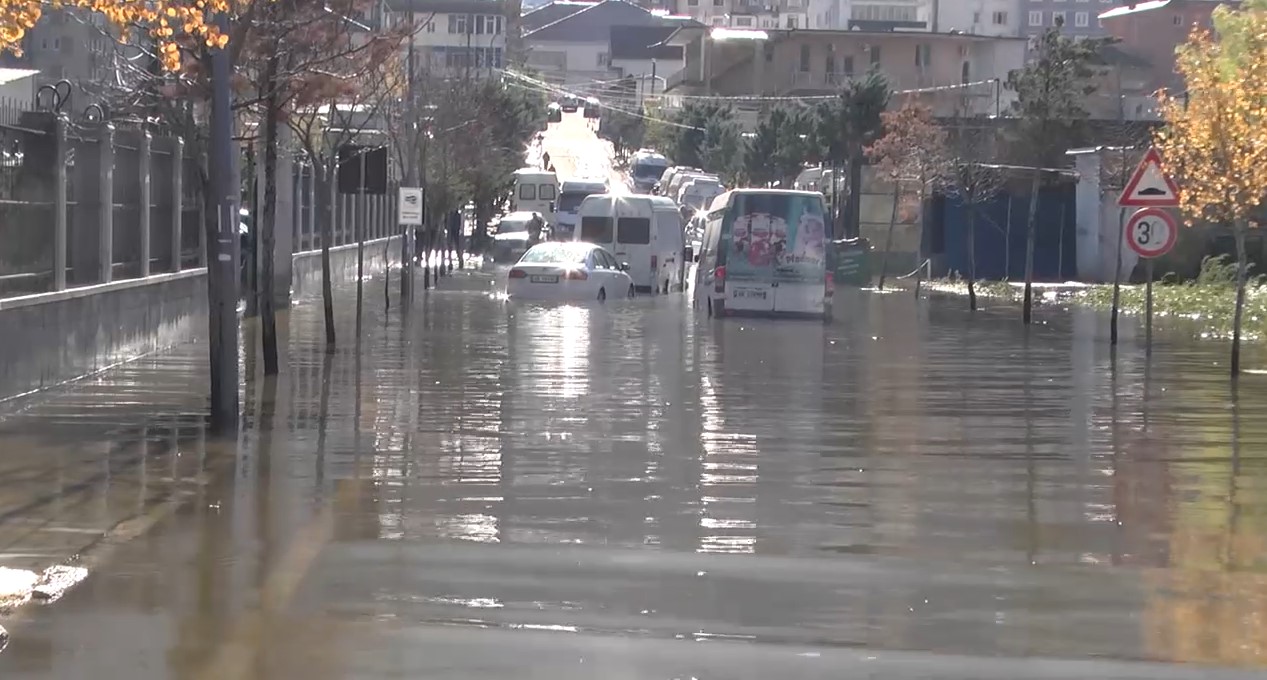 VIDEO  Terminali i autobuzave në Bulqizë kthehet në  liqen   banorët  Krijon shumë problematika  nuk është marrë asnjë masë