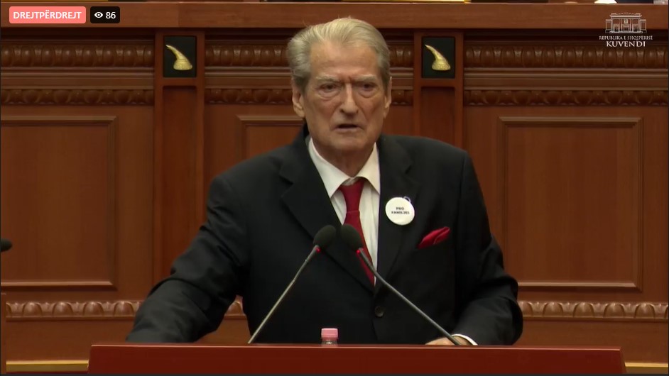 Ministrat braktisin sallën gjatë raportimit të kreut të KLSH  Berisha  Turp  Bravo Damian që qëndrove