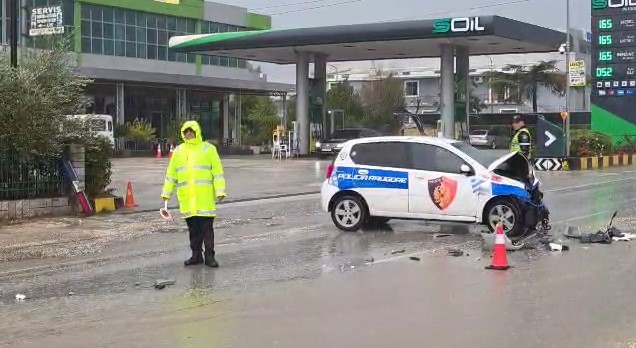 VIDEO Makina e policisë përplaset me  Benz in  në aksin Fier Patos  lëndohen 2 efektivë