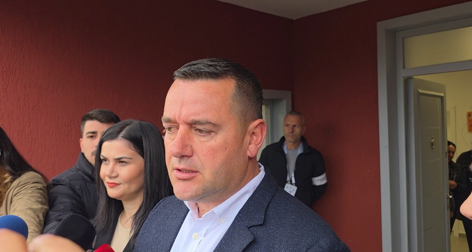 Voton kandidati socialist në Mat  Altin Bojni  Sot dita e fjalës së lirë  dilni votoni