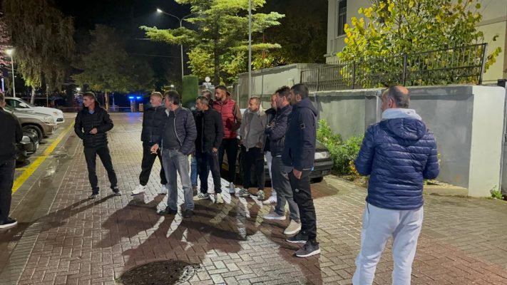 Pogradec/ Arrestimi i Kevi Muçllarit, banorët protestë para komisariatit