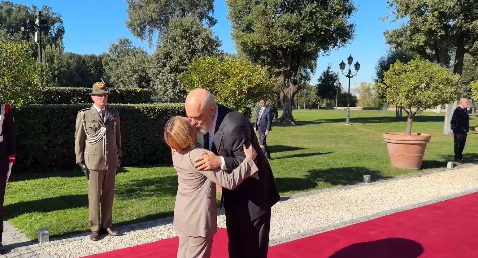 Kryeministri Rama në Romë  pritet me ceremoni zyrtare nga Meloni