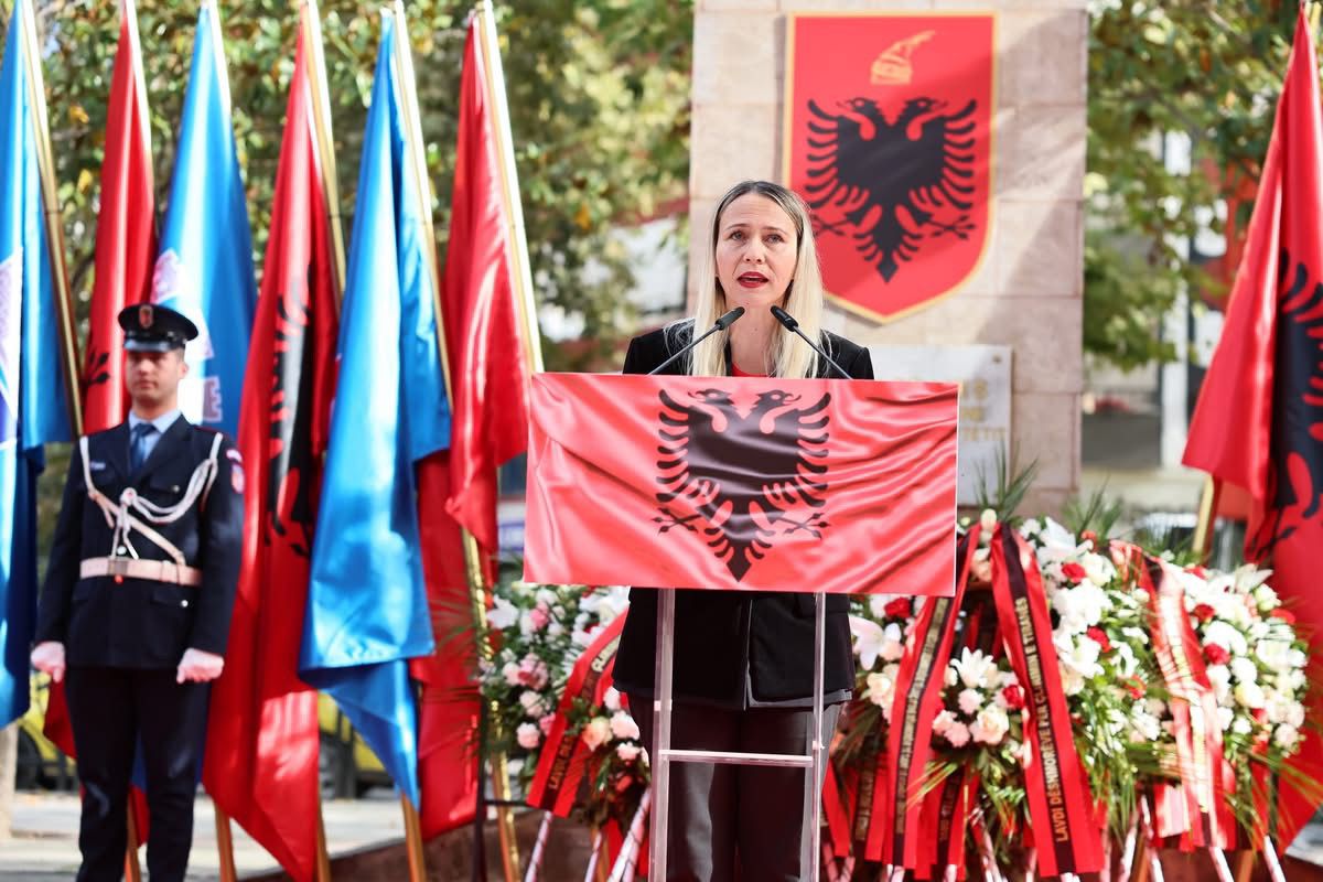 Tirana shënon 81 vjetorin e clirimit  përfaqësuesit e pushtetit vendor dhe qytetarë nderojnë të rënët e luftës