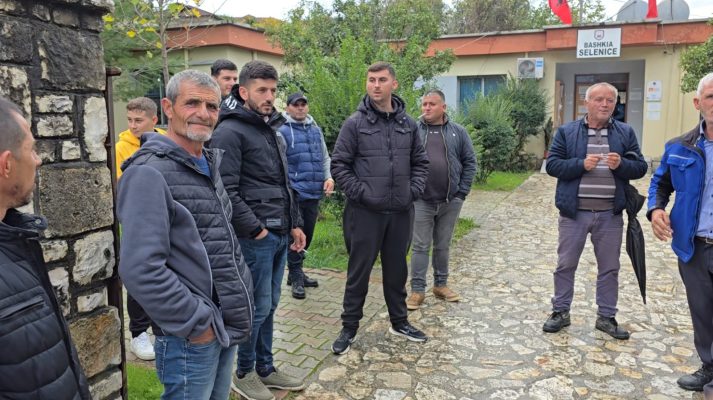 Rruga e bllokuar nga shkarja e dheut, 70 familje të ngujuara në fshatin Rromës