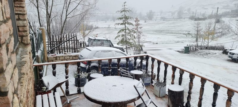 Dëbora zbardh Dardhën në Korçë, akset rrugore të hapura Dëbora zbardh Dardhën në Korçë, akset rrugore të hapura