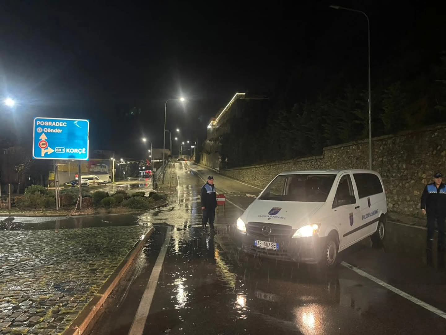 Mbyllet përkohësisht hyrja e Unazës në Pogradec  shkak rreziku nga rënia e gurëve