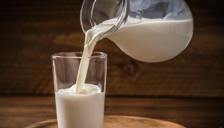 Në mëngjes apo në darkë  kur duhet pirë qumështi 