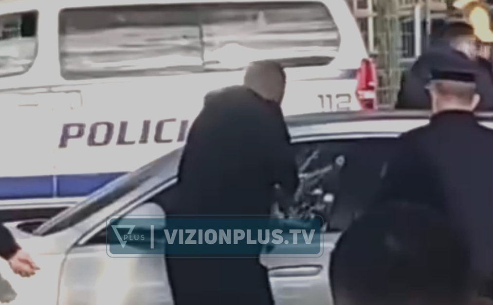 Detaje të reja nga ekzekutimi në Rinas   Pas breshërisë  një nga autorët del nga makina dhe qëllon sërish mbi Danin dhe Shaljanin