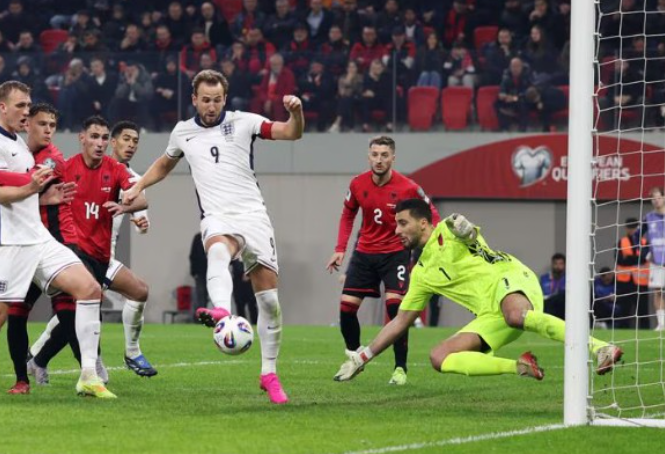 Shqipëria luan futboll  Anglia shënon golat   Tre Luanët  kafshojnë shqiponjat  humbje që nuk dhemb