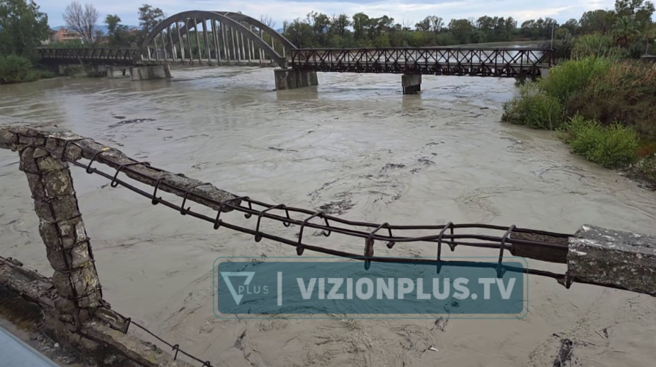 Situata e përmbytjeve në vend  AKMC stacionohet te ura e Mifolit  Çako dhe Vengu monitorojnë nga afër situatën