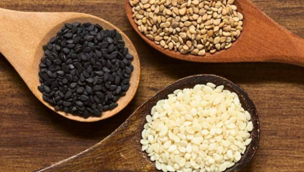 Farat e susamit plot kalcium e minerale organike  zbuloni benefitet për shëndetin tuaj