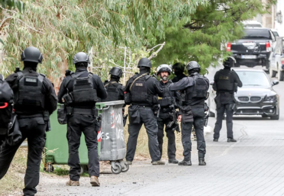 Dy të vrarë dhe gjashtë të plagosur pas një konflikti me armë në Greqi, dëshmitari: Plumbat më “fluturonin” mbi kokë