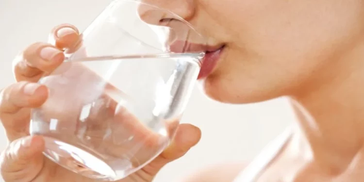 Ja pse pirja e ujit në këmbë është e dëmshme për shëndetin 