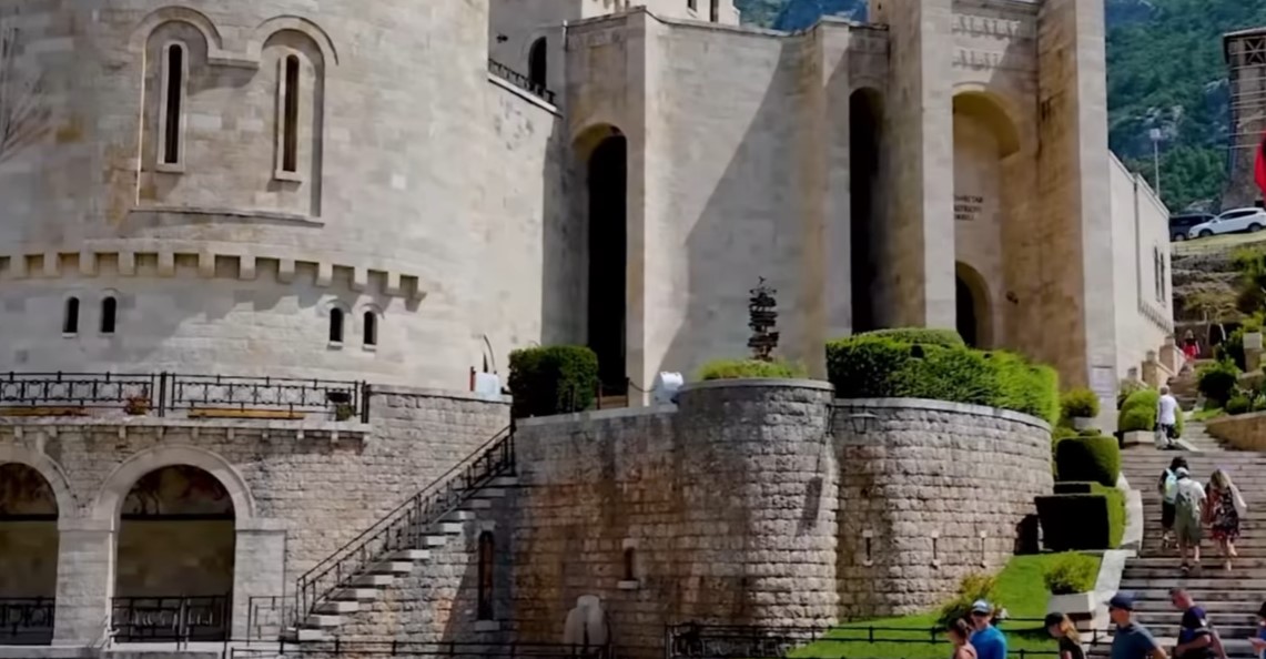 Ministri Gonxhja ndan lajmin  Nga sot biletat e muzeve  kalave  parqeve arkeologjike blihen online në e albania