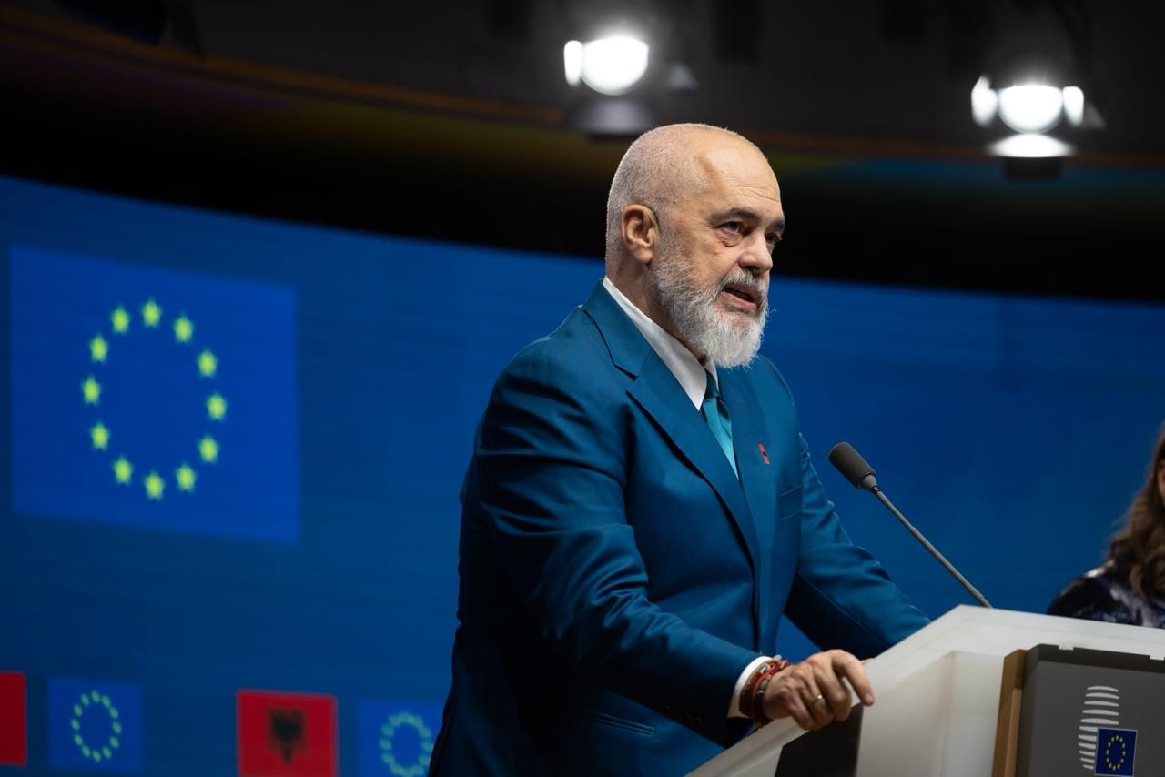 Dëbimi i 700 familjeve shqiptare nga Anglia  Rama i përgjigjet Sekretares së Brendshme britanike  Zhgënjyese