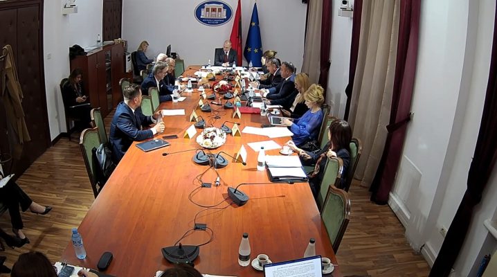 Debate PS-PD për “gjininë”, opozita kundërshton në Komisionin e Jashtëm projektligjin