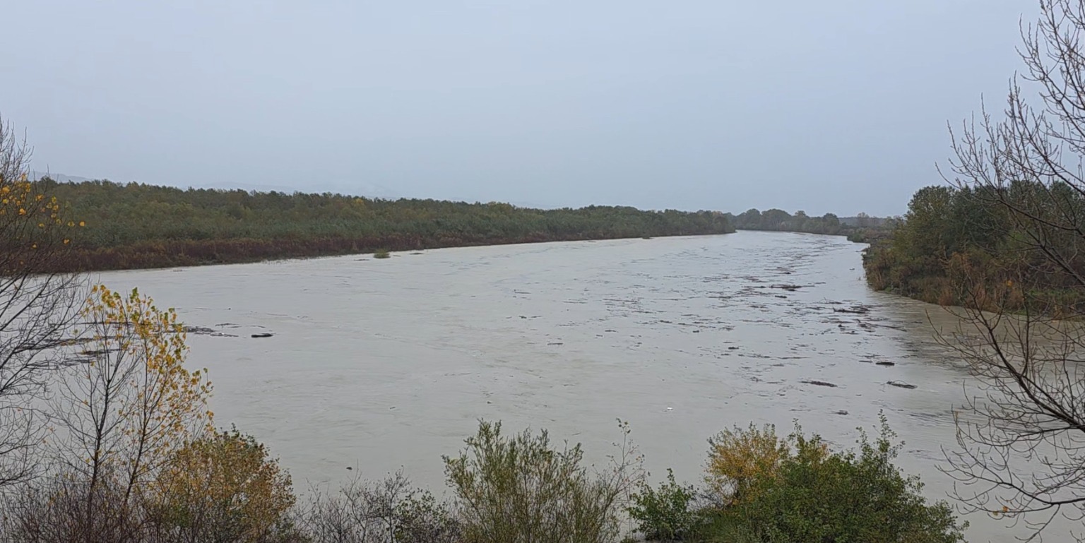 Rriten prurjet e Vjosës  rrezik përmbytjesh në disa fshatra të Fierit  apel për evakuimin e kafshëve