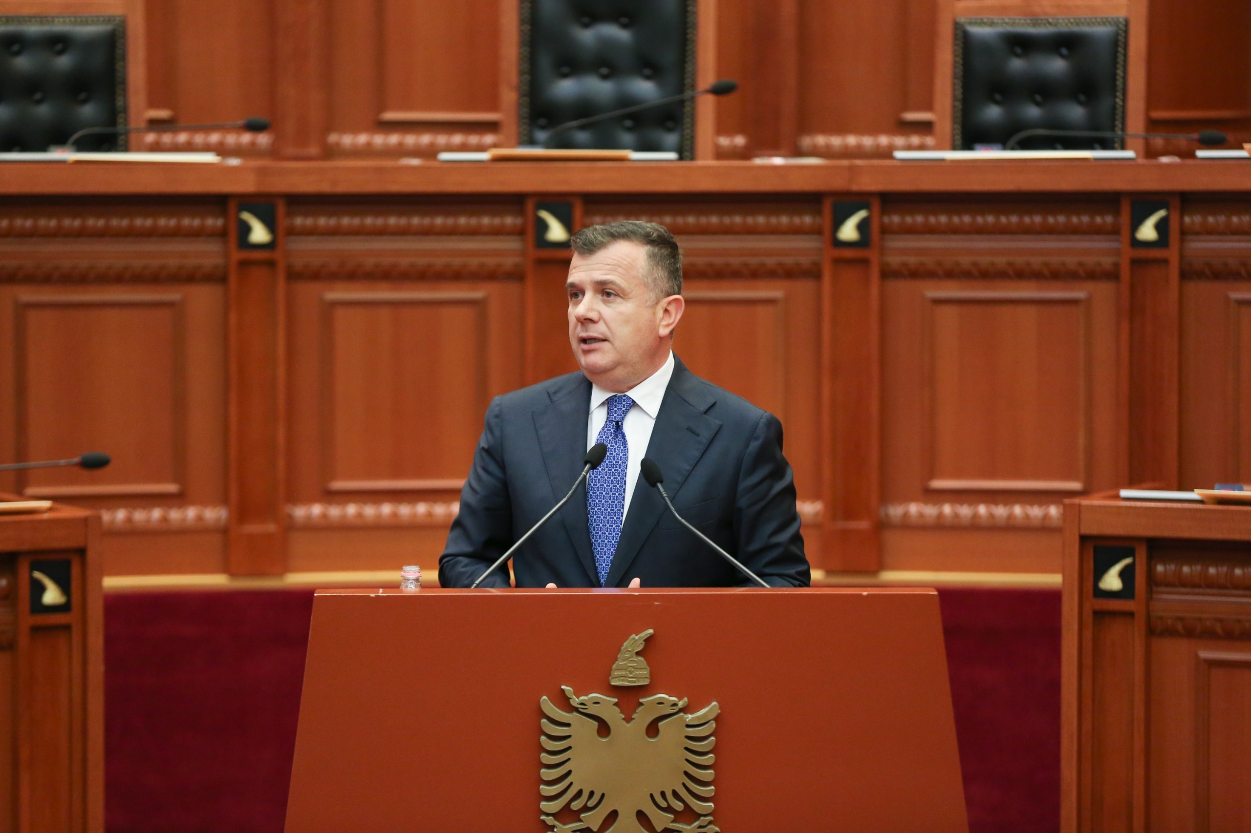  Përdori gjuhë fyese dhe kërcënuese   Grupi Parlamentar i PD së kërkon përjashtimin me 10 ditë nga Kuvendi të Taulant Ballës