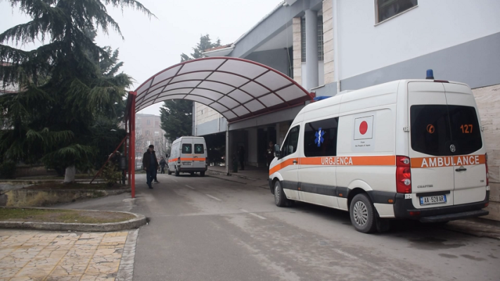 48-vjeçarja në Korçë humb jetën, djali akuzon mjekët: I dhanë mjekim dhe nga nxorrën nga spitali, mami kishte shumë shqetësime