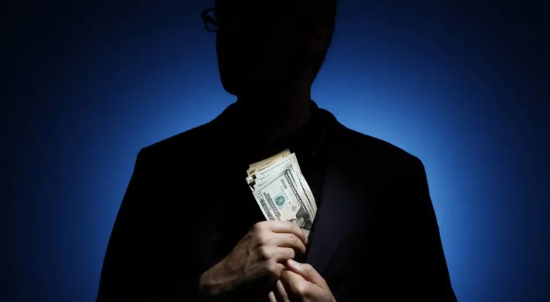 Skandal korrupsioni në Ukrainë  dy ministra dhanë dorëheqjen  Në qendër të hetimeve bashkëpunëtori i afërt i Zelenskit