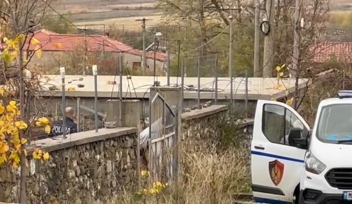 Fatale në Maliq, i ngeci bluza në kangjellat e shtëpisë së fqinjit, ndërron jetë 45-vjeçari
