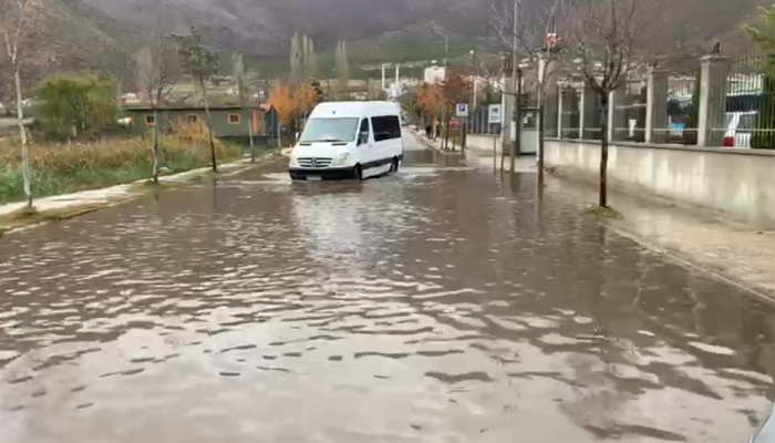 Reshjet e dendura përmbysin Bulqizën, bllokohet rruga pranë terminalit të qytetit