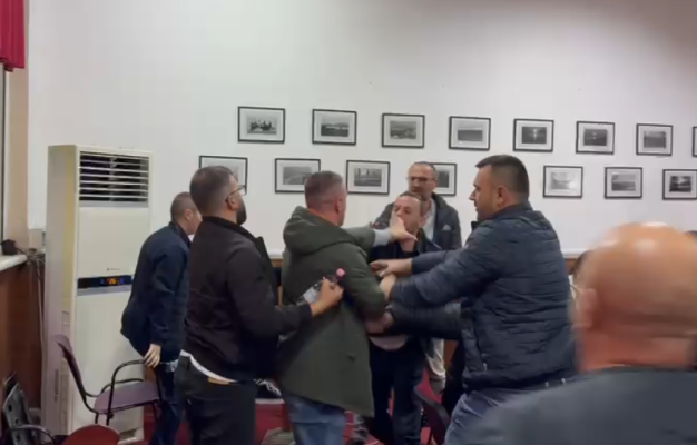 VIDEO/ Plas sherri me grushte e shqelma në këshillin bashkiak të Pogradecit