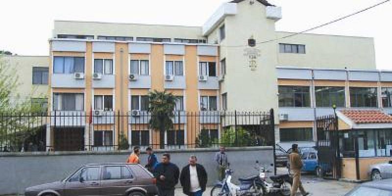 Përvetësoi 20 milionë lekë nëpërmjet mashtrimit, arrestohet avokati në Vlorë (EMRI)