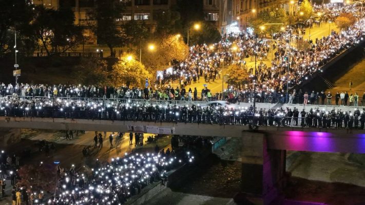 Serbët “ndezin” Beogradin, protestuesit përplasen me mbështetësit e Vuçiç