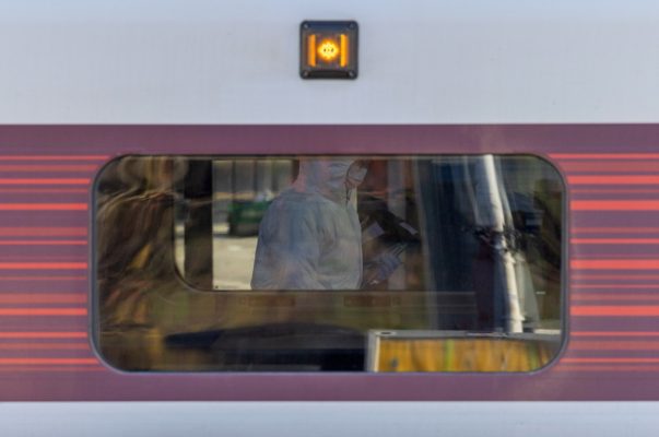 Sulm me thikë në tren në Angli, punëtori hero që ndërhyri për të ndaluar sulmuesin në gjendje kritike