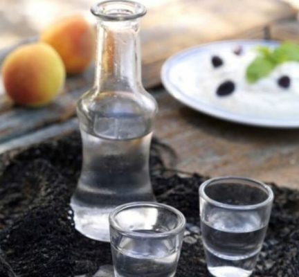 Pse nuk duhet të pimë një gotë raki para se të hamë? Pse nuk duhet të pimë një gotë raki para se të hamë?