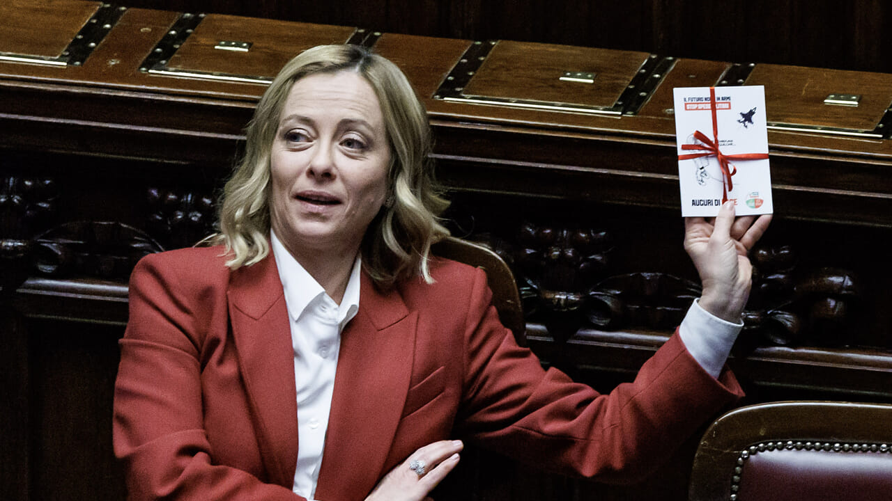 kepuce-me-lekure-pitoni-qilima-dhe-objekte-te-cmuara-meloni-nxjerr-ne-ankand-dhuratat-qe-ka-marre-nga-lideret-boterore-mes-tyre-shalli-i-rames