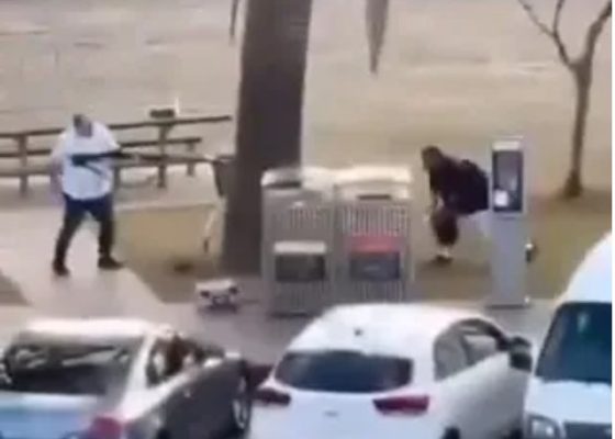 VIDEO/ Qytetari kap në befasi agresorin dhe i merr armën në Sidnei VIDEO/ Qytetari kap në befasi agresorin dhe i merr armën në Sidnei