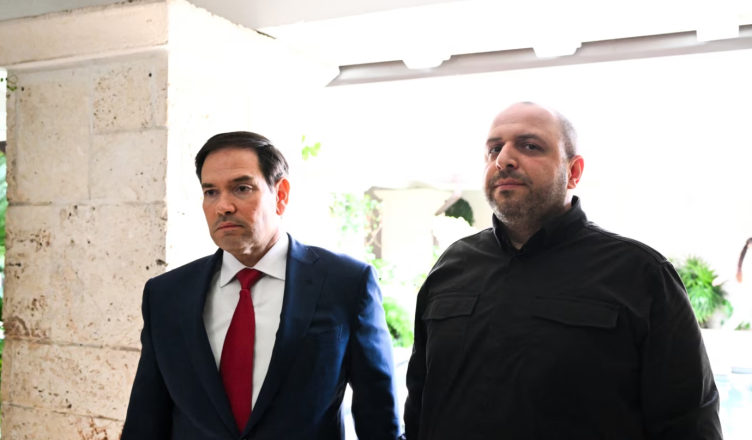 Sekretari amerikan i Shtetit, Marco Rubio (majtas) me shefin e delegacionit të Kievit, Rustem Umerov.