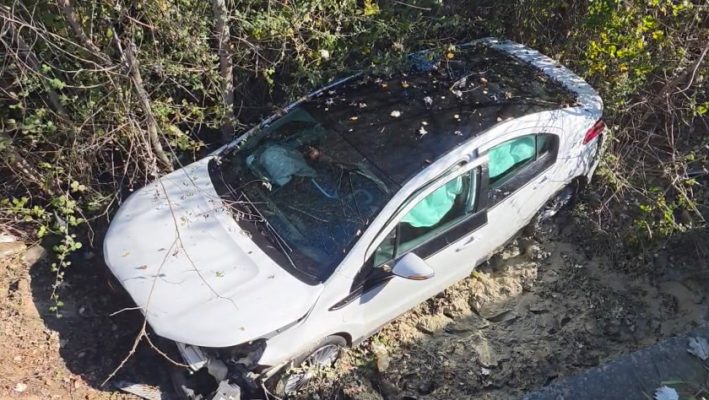 Iu bllokua timoni teksa kanë qenë në lëvizje, makina del nga rruga dhe përfundon në kanal, plagosen rëndë çifti i bashkëshortëve në aksin Lushnje-Berat Iu bllokua timoni teksa kanë qenë në lëvizje, makina del nga rruga dhe përfundon në kanal, plagosen rëndë çifti i bashkëshortëve në aksin Lushnje-Berat