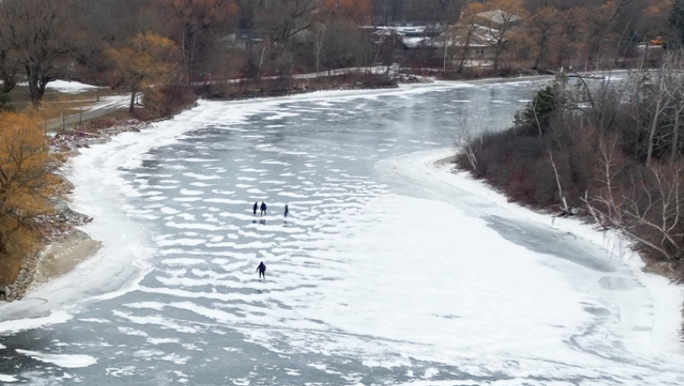 Moti i ftohtë në Kanada  banorët bëjnë patinazh në pellgjet e ishullit të Torontos