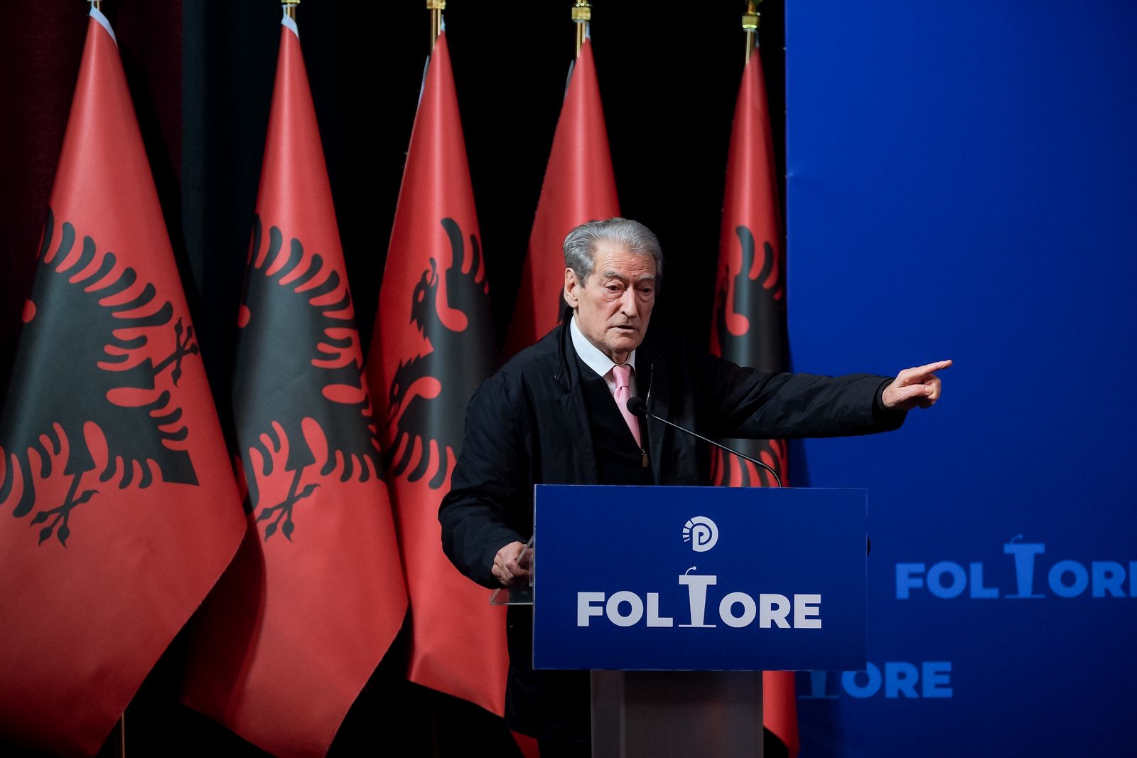  Donin të na rrëmbenin emrin dhe flamurin   Berisha me qytetarët e Elbasanit  Ne jemi të pamposhtur 